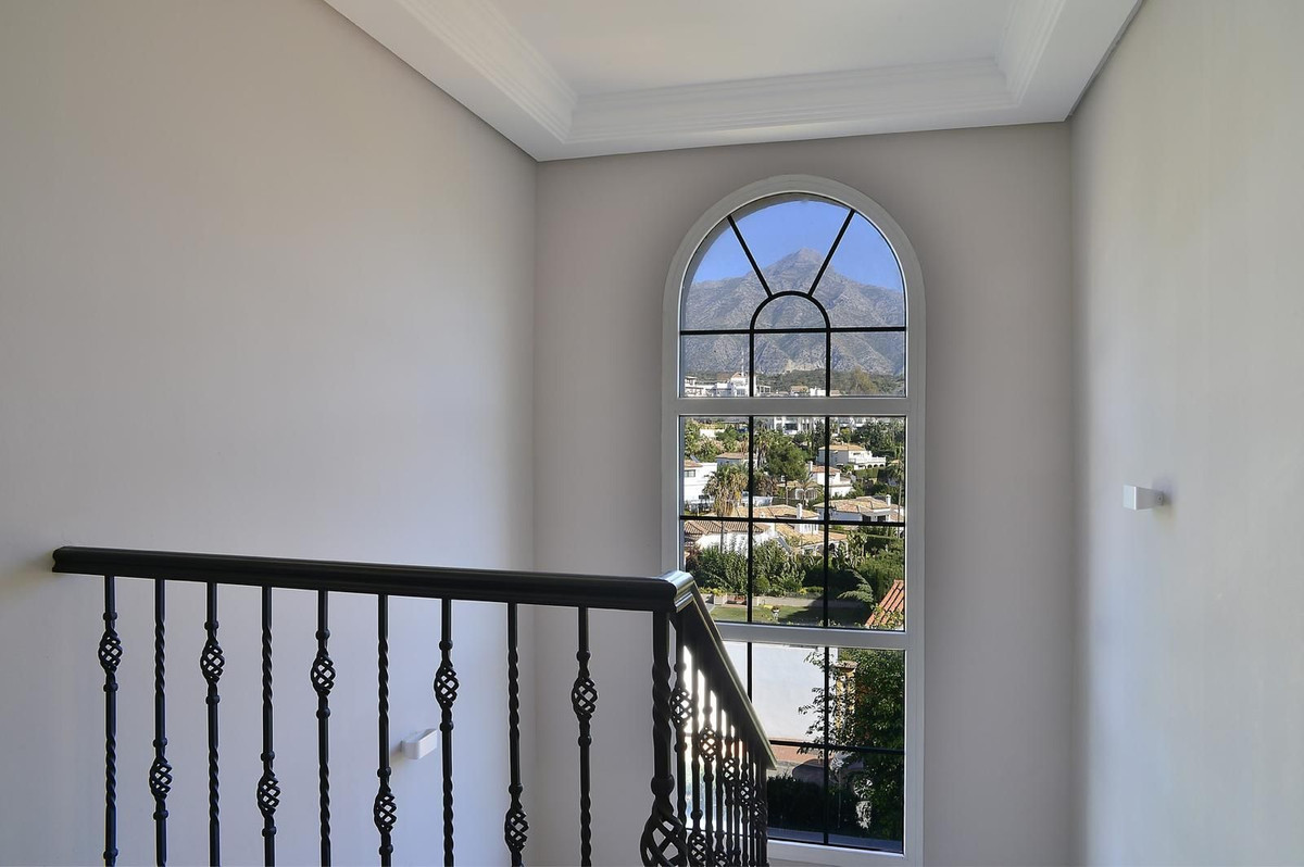 4 Bedroom Villa in Marbella - Photo 7