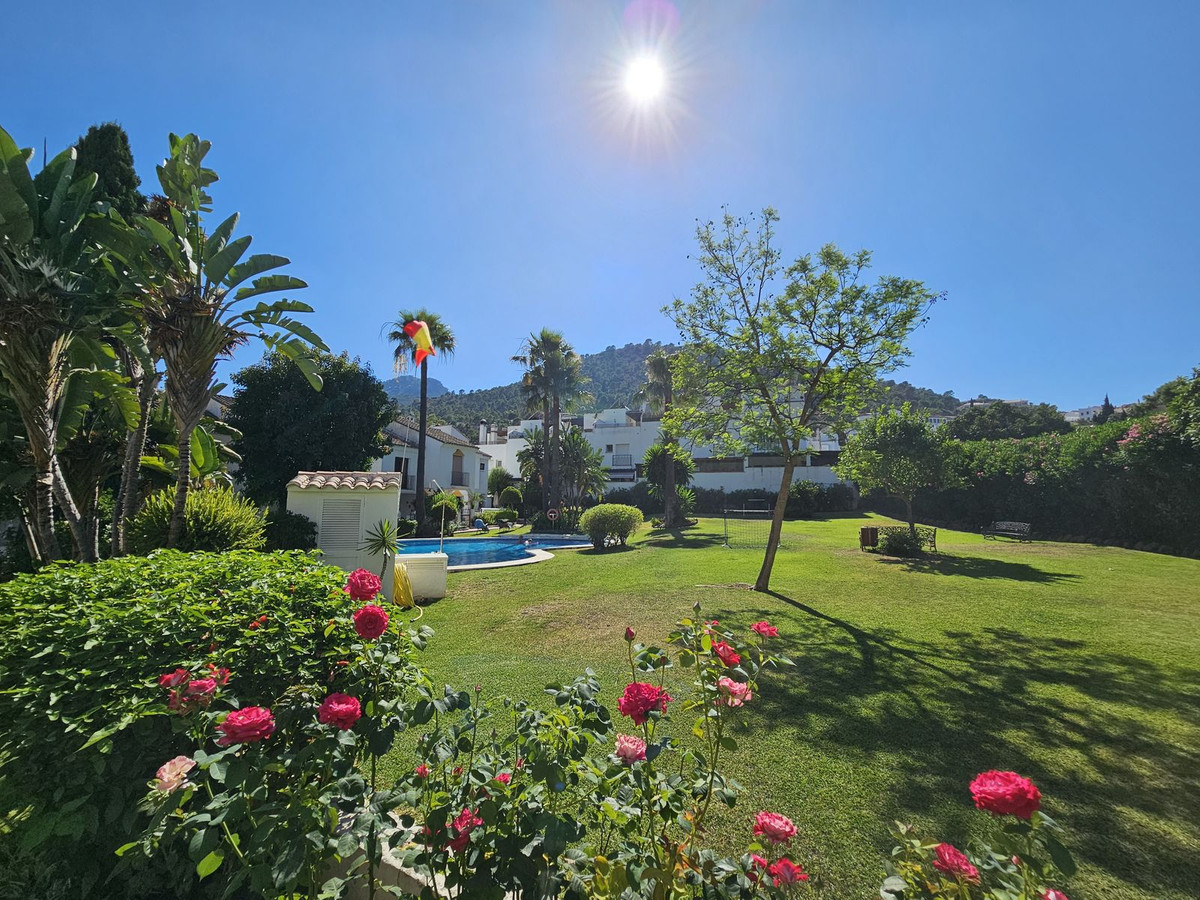 3 Bedroom Townhouse in Benahavís - Photo 3