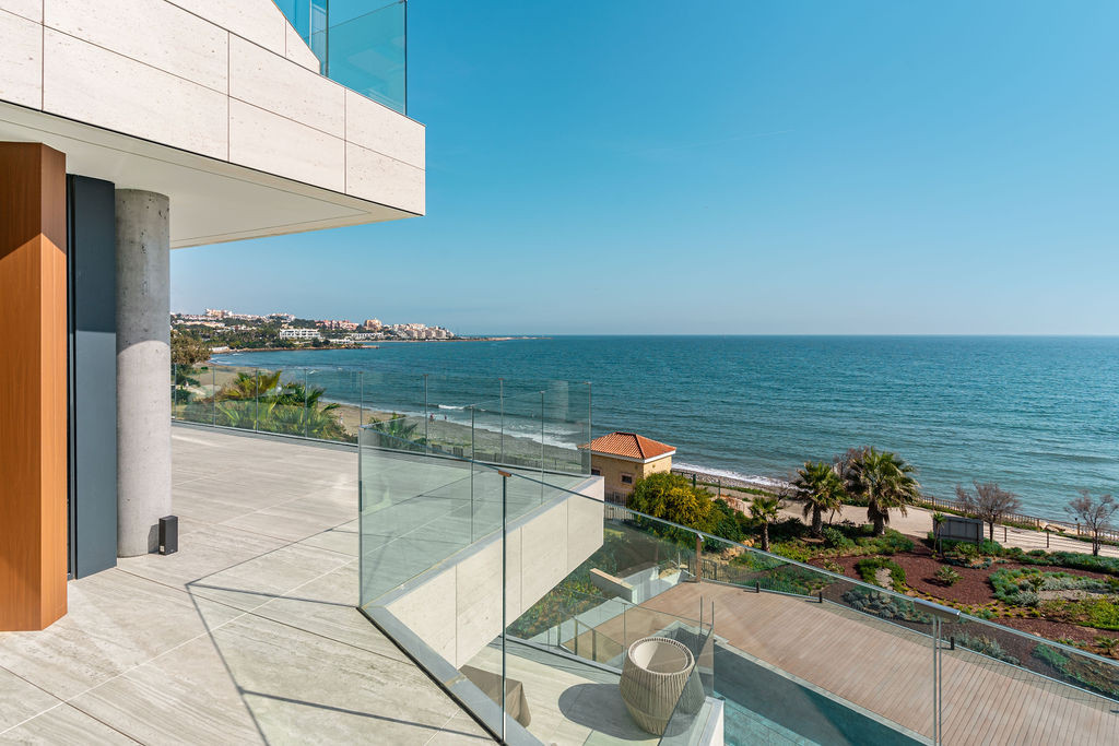 4 Bedroom Penthouse in Estepona - Photo 16