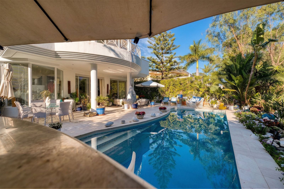 4 Bedroom Villa in Estepona - Photo 10