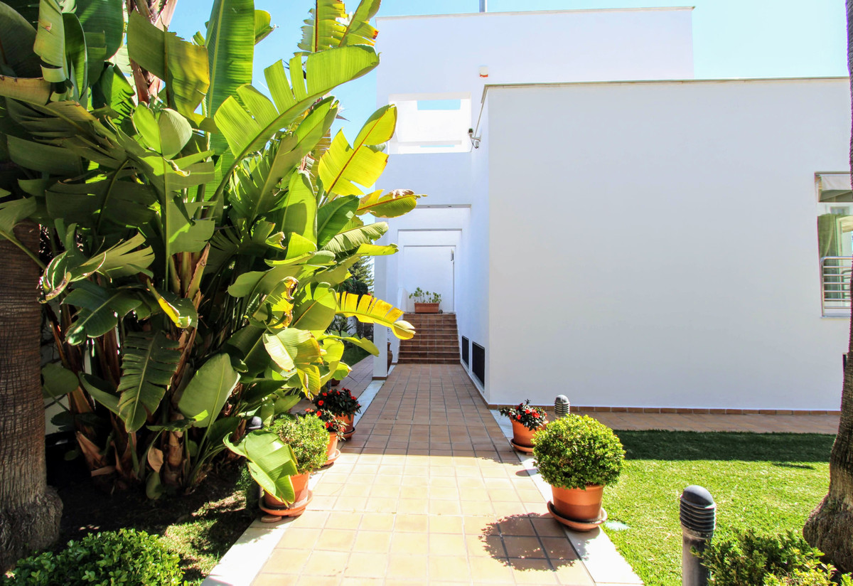 6 Bedroom Villa in San Pedro de Alcántara - Photo 24