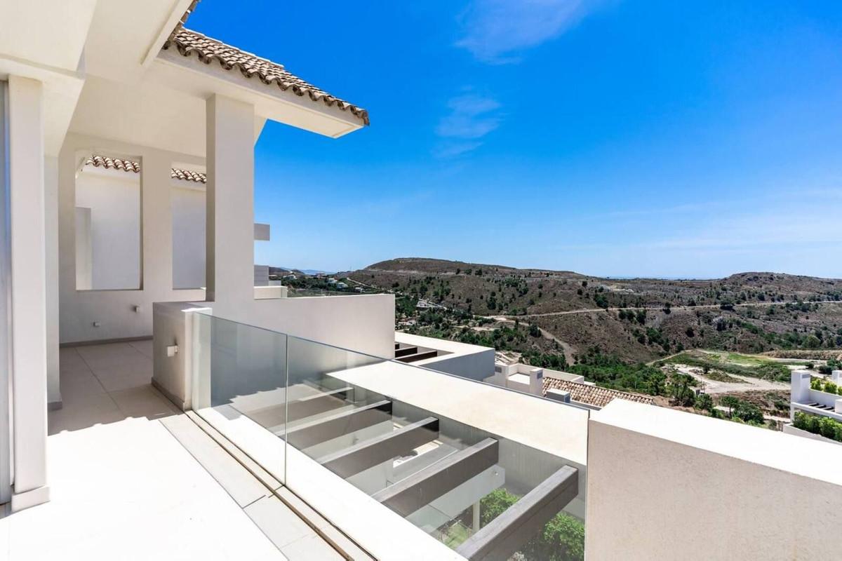 4 Bedroom Penthouse in Benahavís - Photo 28