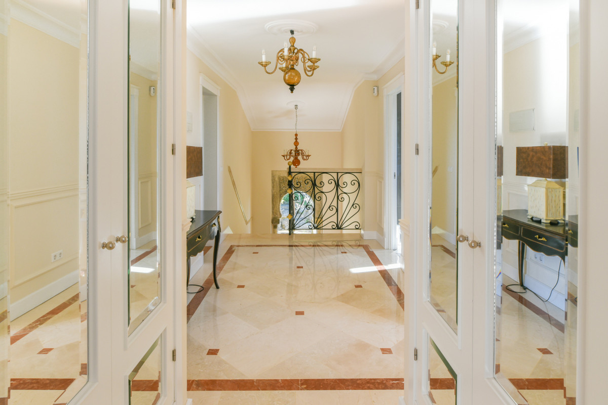 5 Bedroom Villa in Marbella - Photo 4