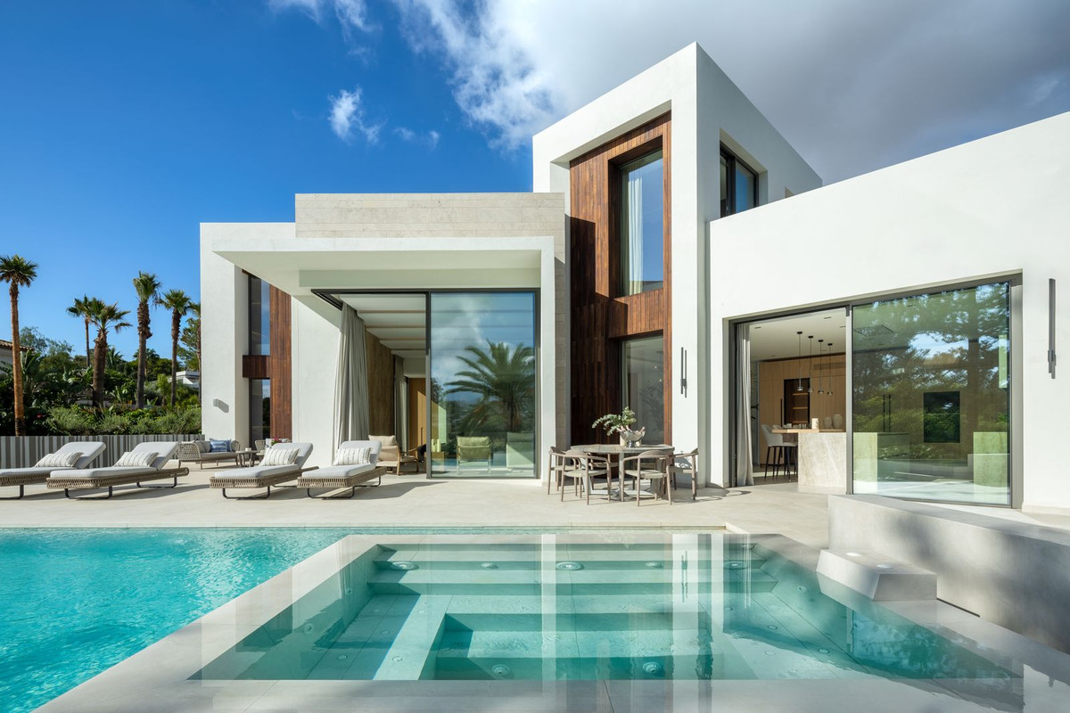 5 Bedroom Villa in Marbella - Photo 2