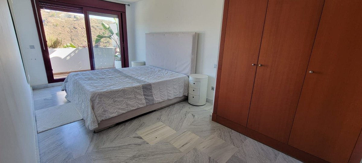 2 Bedroom Penthouse in Benahavís - Photo 42