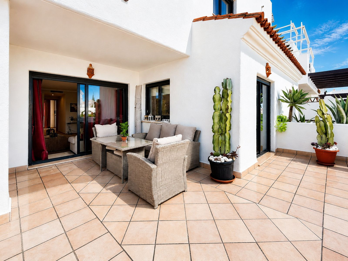 2 Bedroom Apartment in Estepona - Photo 2