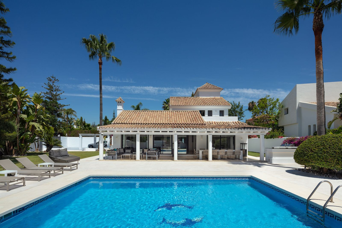 4 Bedroom Villa in Marbella - Photo 8