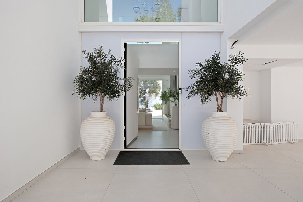 4 Bedroom Villa in Marbella - Photo 8