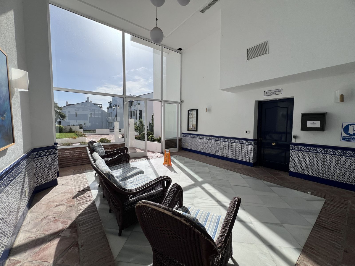 2 Bedroom Apartment in Estepona - Photo 31