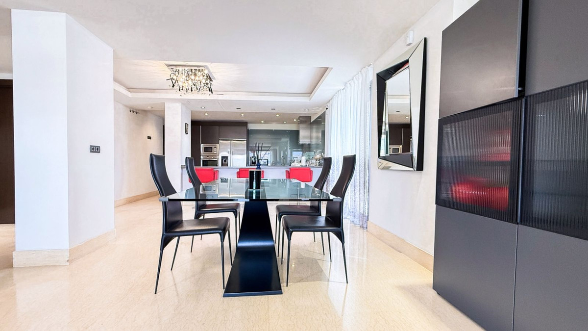 3 Bedroom Apartment in Benahavís - Photo 2