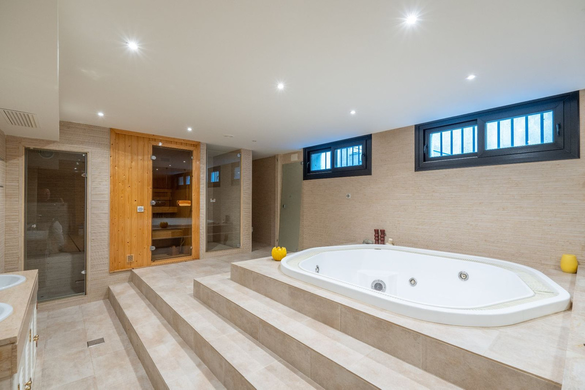 6 Bedroom Villa in Marbella - Photo 36