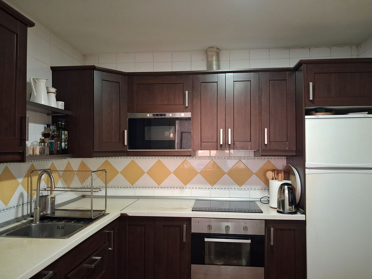 1 Bedroom Apartment in Benahavís - Photo 6