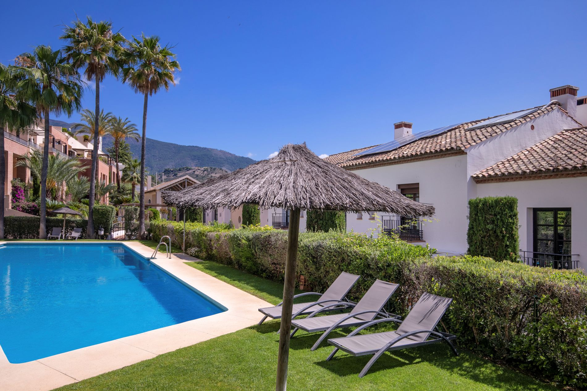 4 Bedroom Townhouse in Benahavís - Photo 25