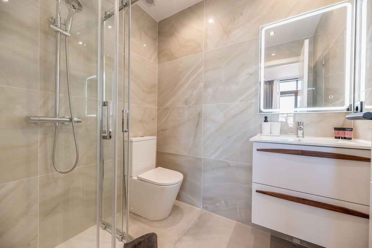 5 Bedroom Apartment in Estepona - Photo 18