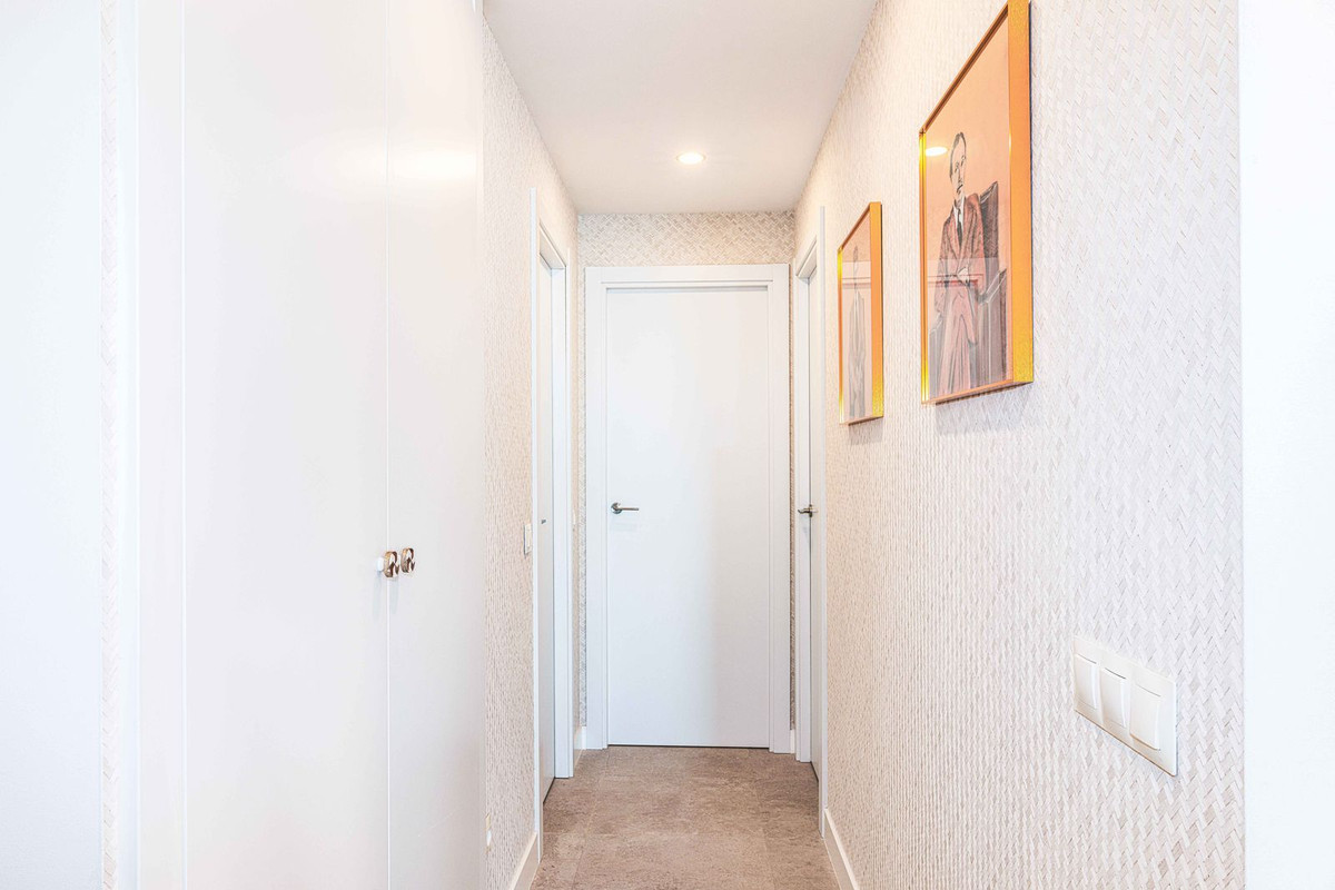 2 Bedroom Apartment in Benalmádena - Photo 8