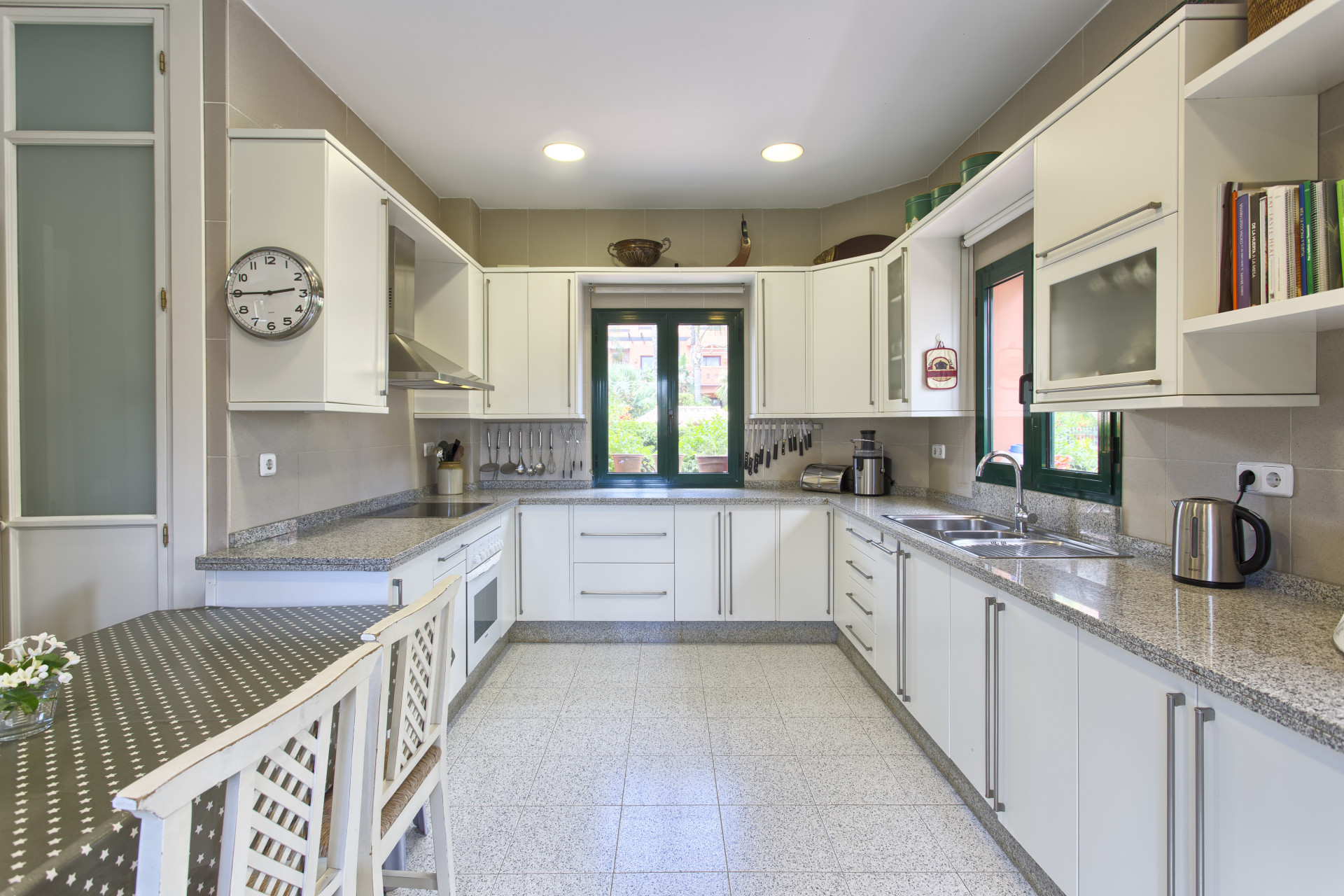 5 Bedroom Villa in Marbella - Photo 8
