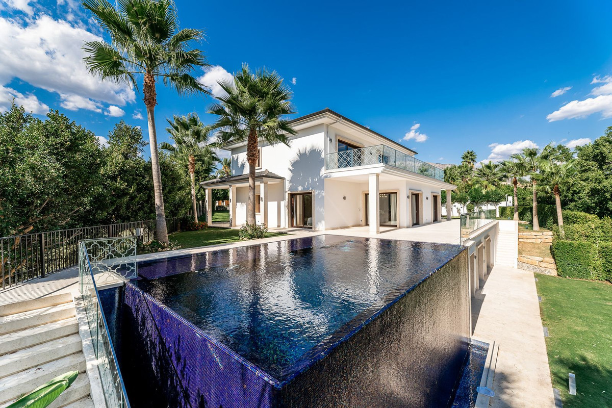 5 Bedroom Villa in Marbella - Photo 2