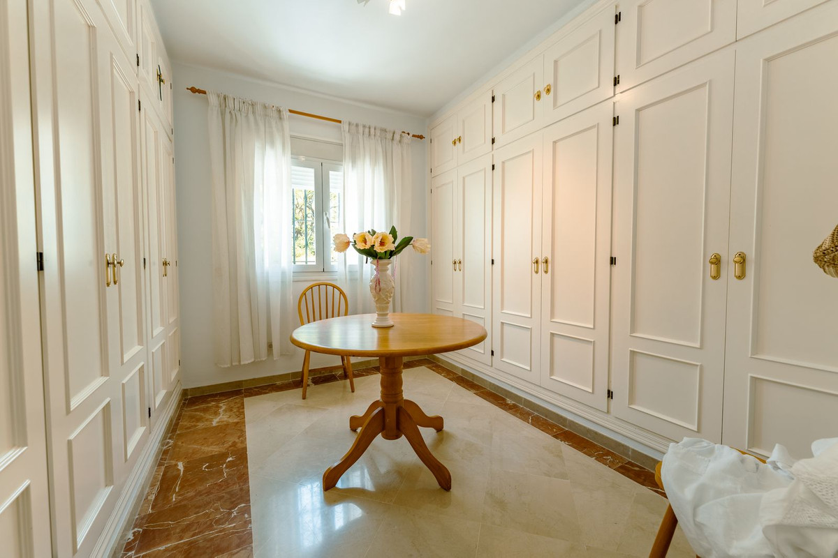 4 Bedroom Villa in San Pedro de Alcántara - Photo 11