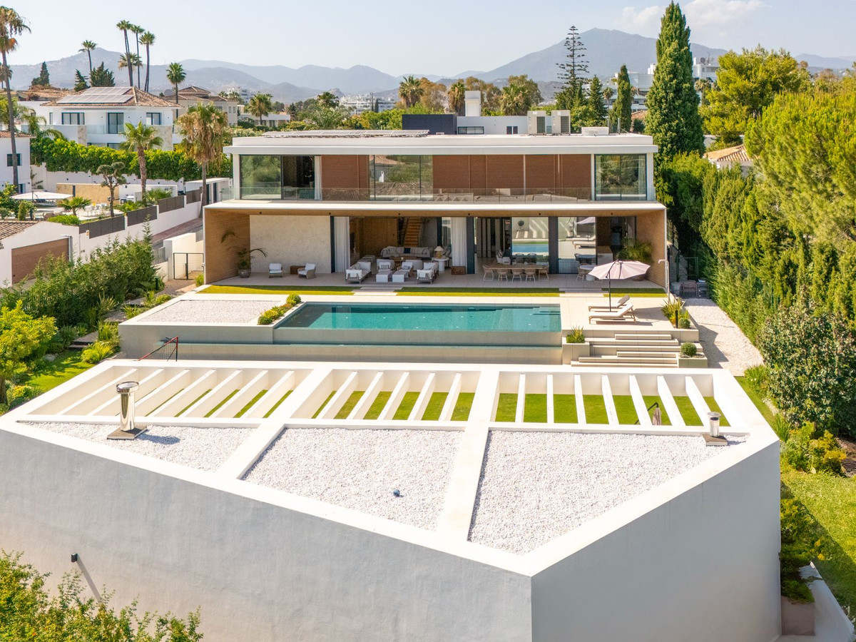 6 Bedroom Villa in San Pedro de Alcántara - Photo 23