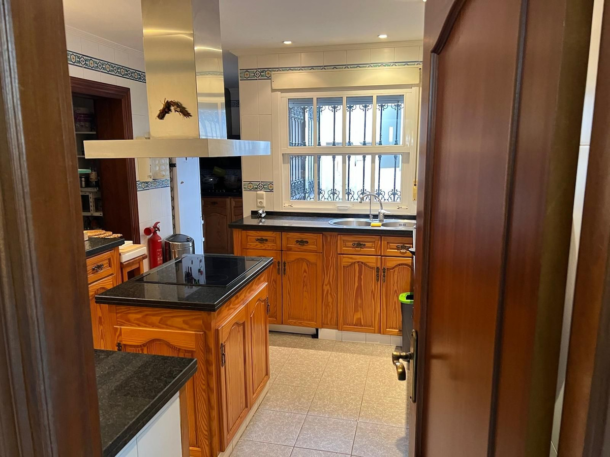 4 Bedroom Villa in Marbella - Photo 21