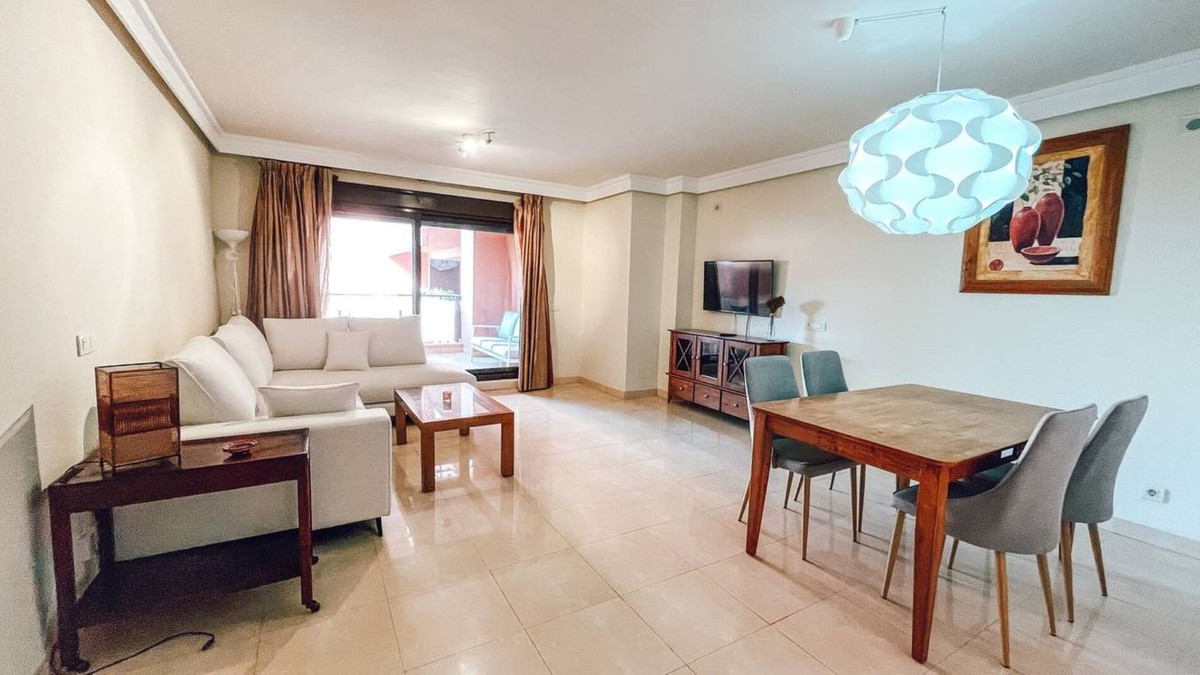 3 Bedroom Apartment in Estepona - Photo 5