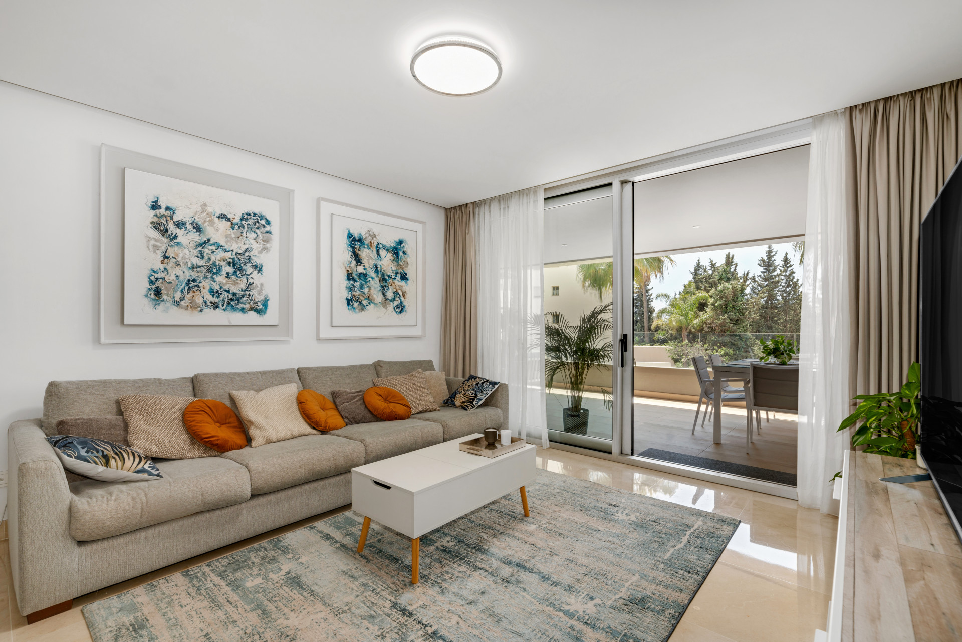 2 Bedroom Apartment in Marbella - Photo 2