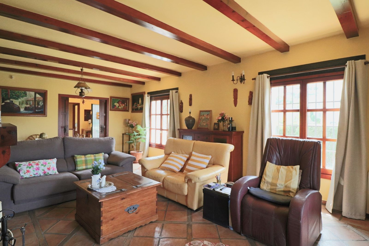 4 Bedroom Villa in Marbella - Photo 8