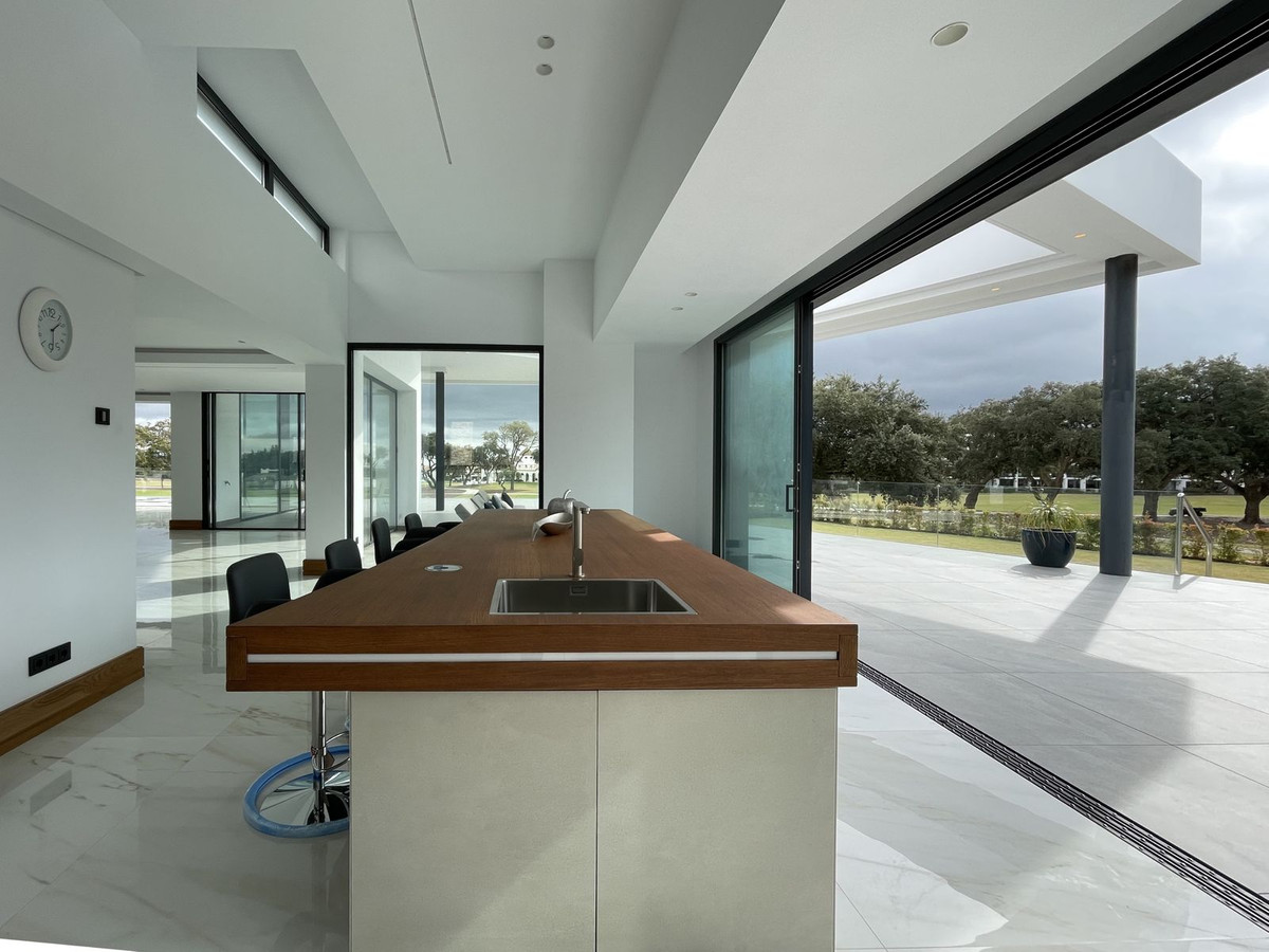 6 Bedroom Villa in San Roque - Photo 30