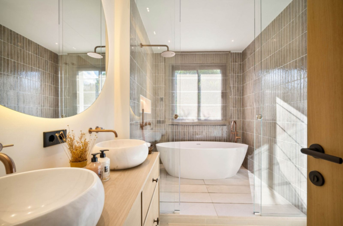 4 Bedroom Villa in Marbella - Photo 8