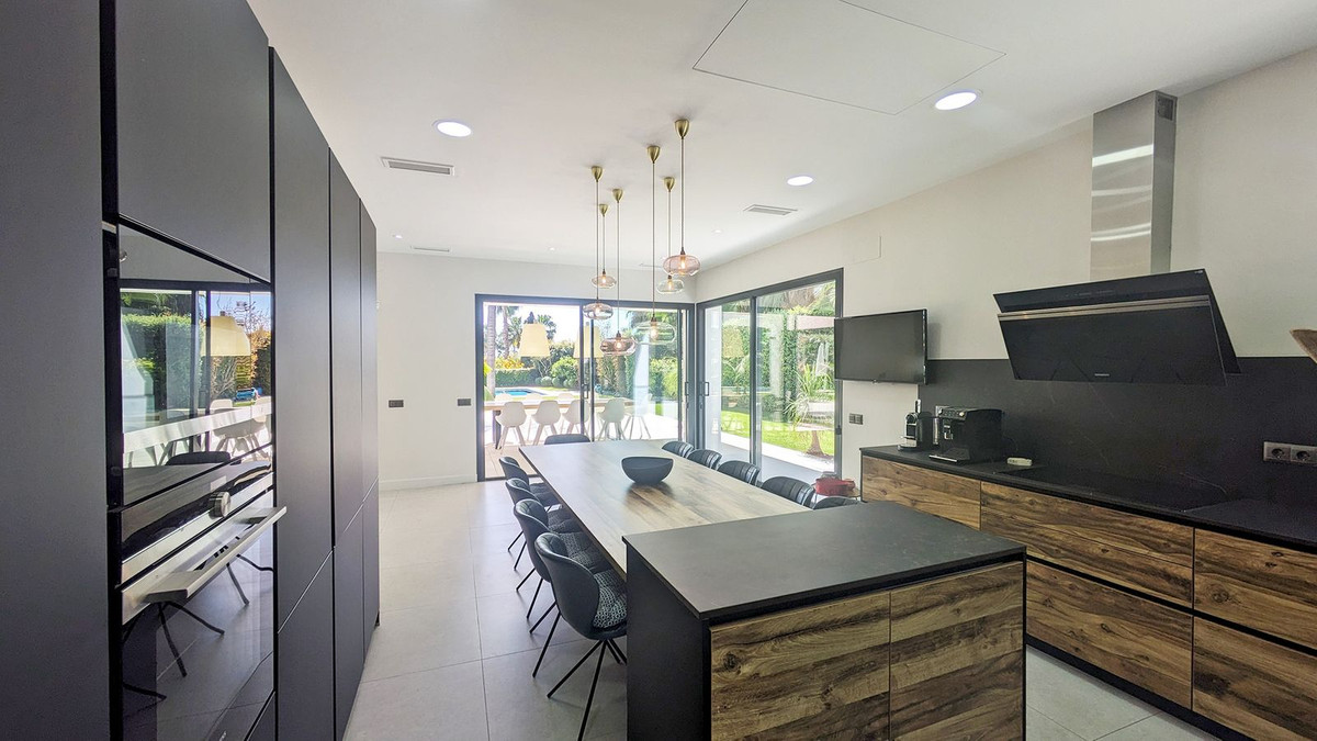 5 Bedroom Villa in Marbella - Photo 17