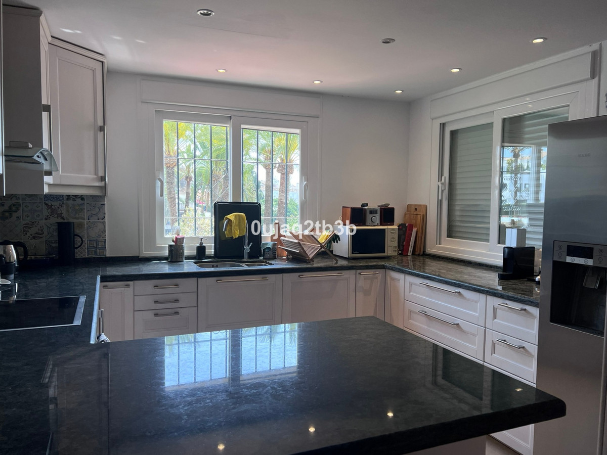 4 Bedroom Apartment in Marbella - Photo 6