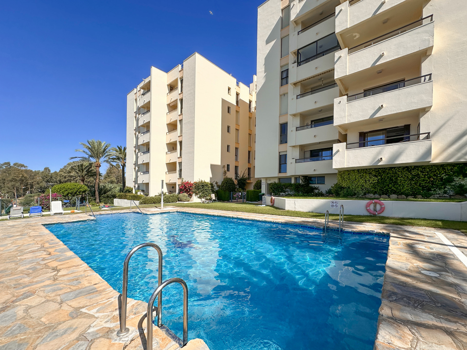 2 Bedroom Apartment in Estepona - Photo 2