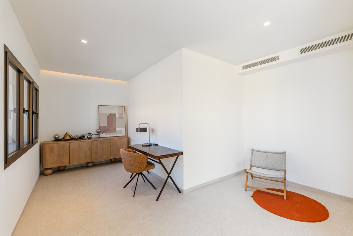 4 Bedroom Apartment in Benahavís - Photo 16