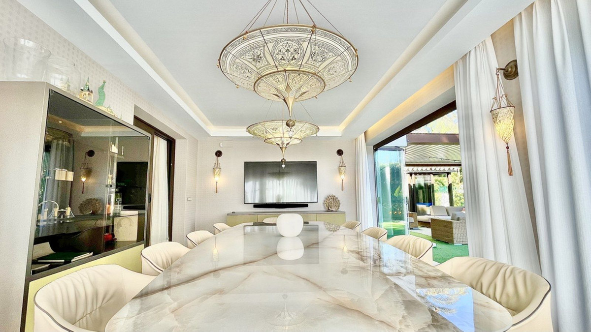 4 Bedroom Villa in Marbella - Photo 27