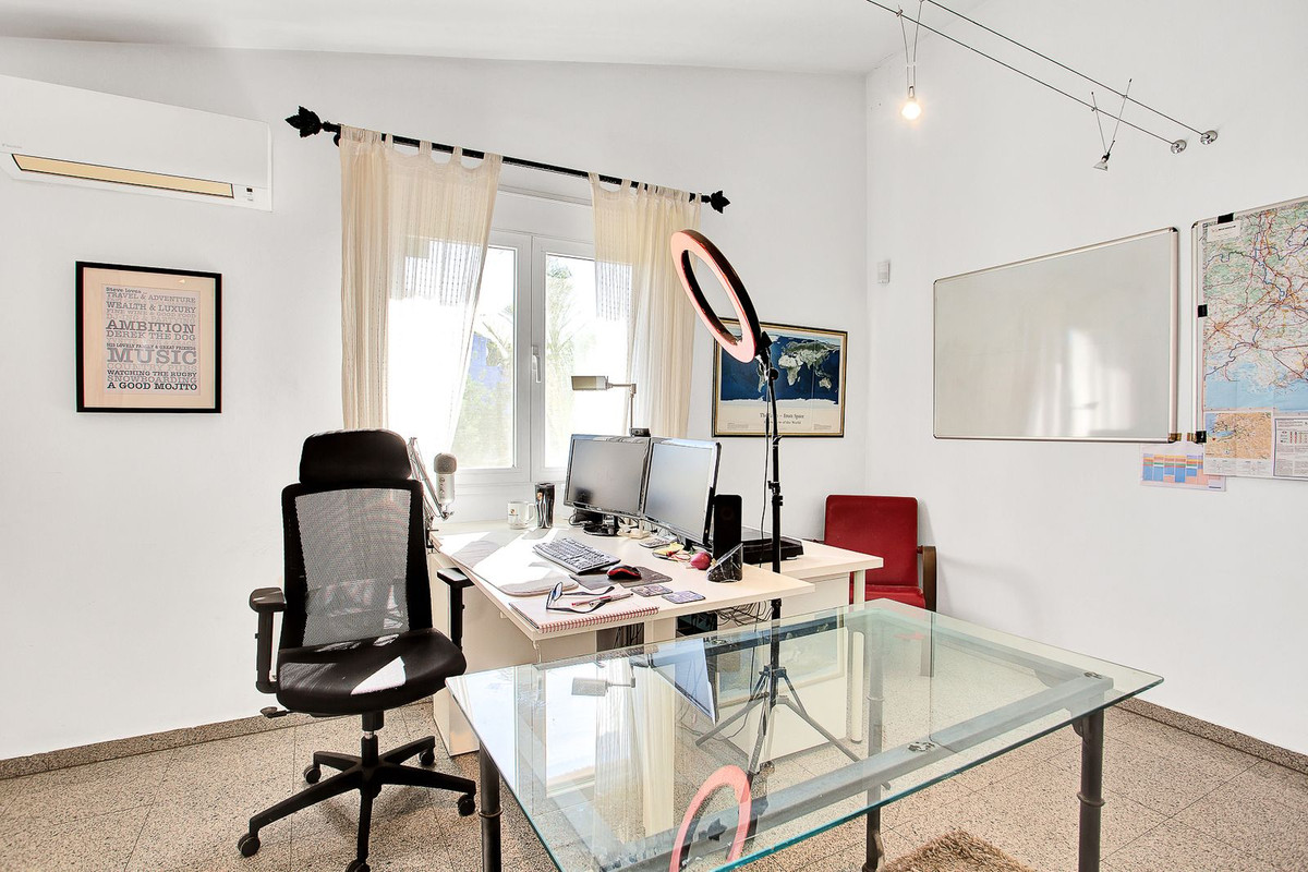 6 Bedroom Villa in Marbella - Photo 12