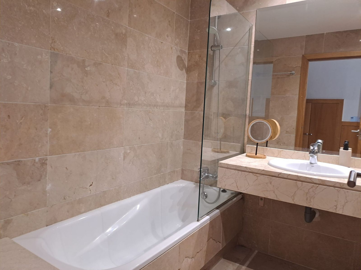 2 Bedroom Apartment in Estepona - Photo 20