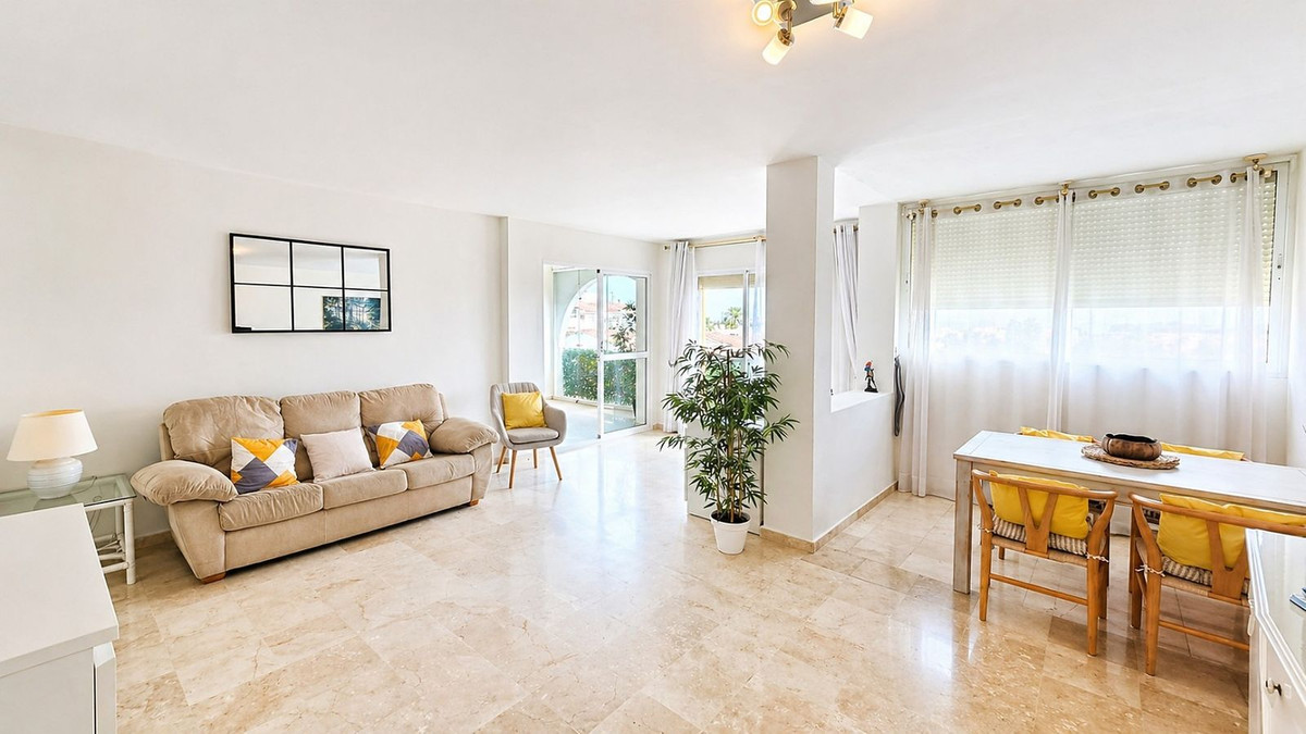 2 Bedroom Apartment in Estepona - Photo 5