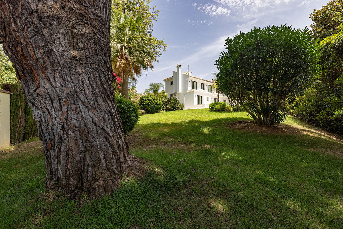 4 Bedroom Villa in Marbella - Photo 7