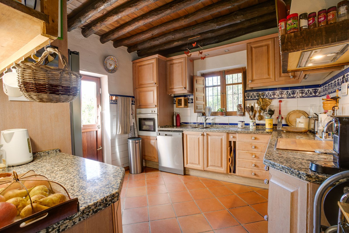 3 Bedroom Villa in Estepona - Photo 8