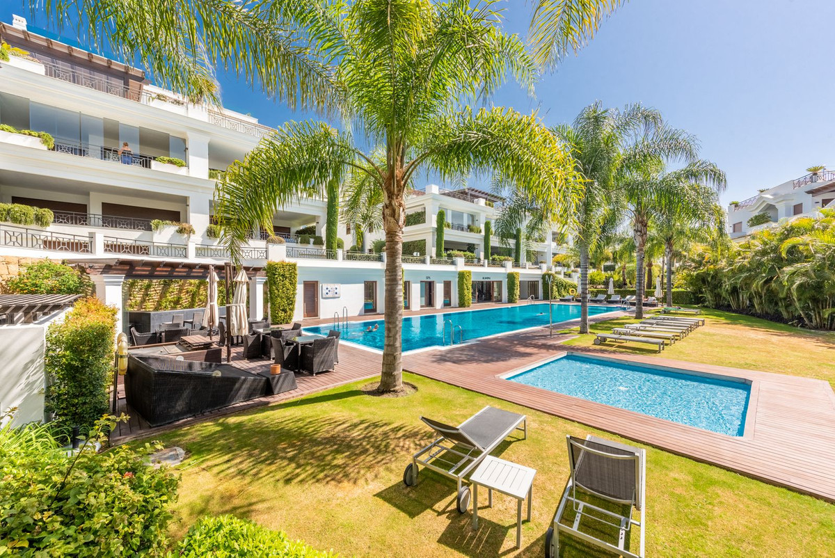 3 Bedroom Apartment in Estepona - Photo 2