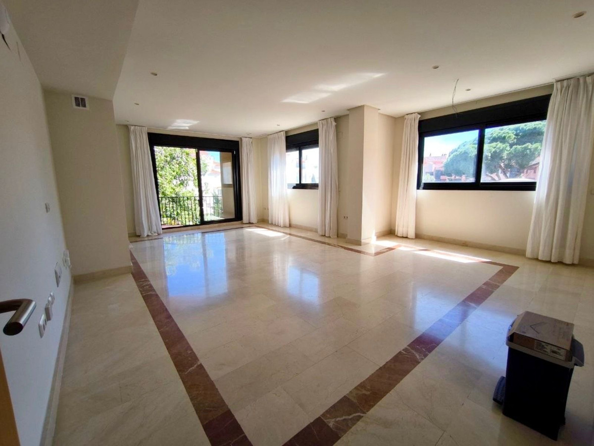Piso de 2 dormitorios con piscina en Málaga – Foto 4