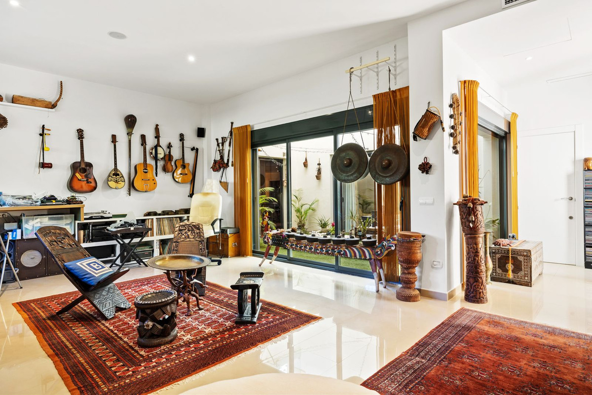 6 Bedroom Villa in Marbella - Photo 32