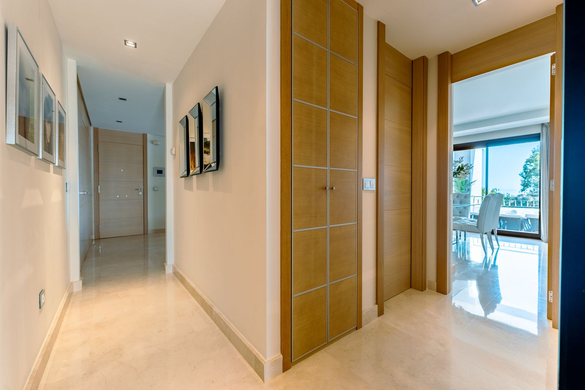 2 Bedroom Apartment in Benahavís - Photo 15