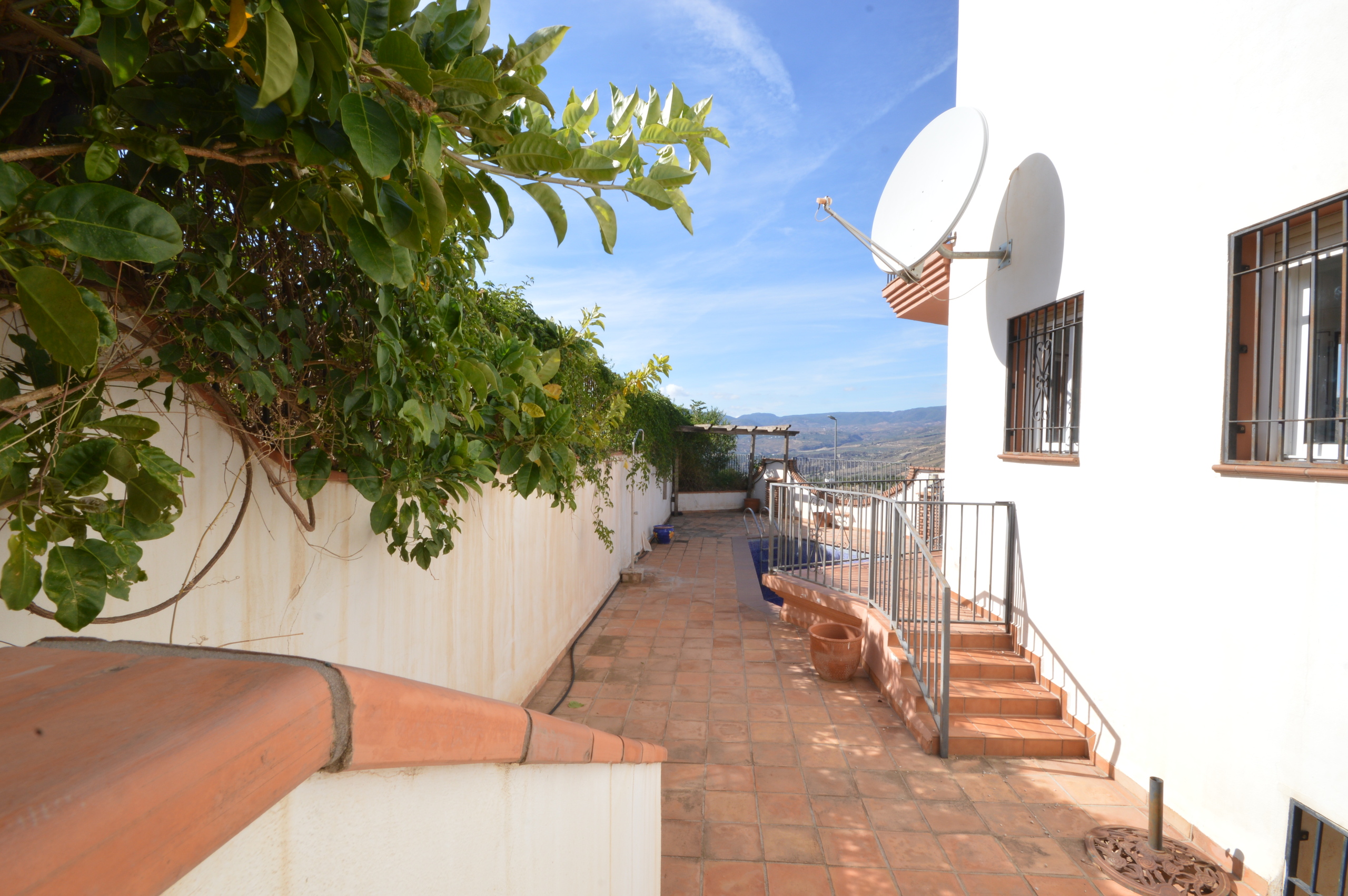 Chalet de 4 dormitorios con piscina en Granada – Foto 18