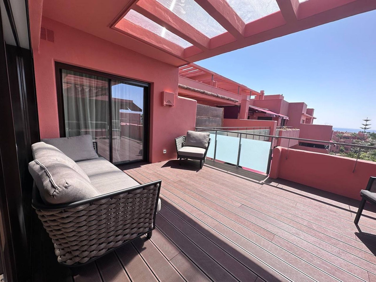 3 Bedroom Penthouse in Estepona - Photo 2