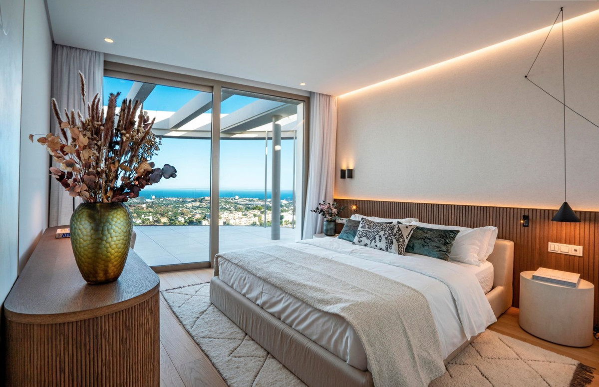 4 Bedroom Penthouse in Benahavís - Photo 21
