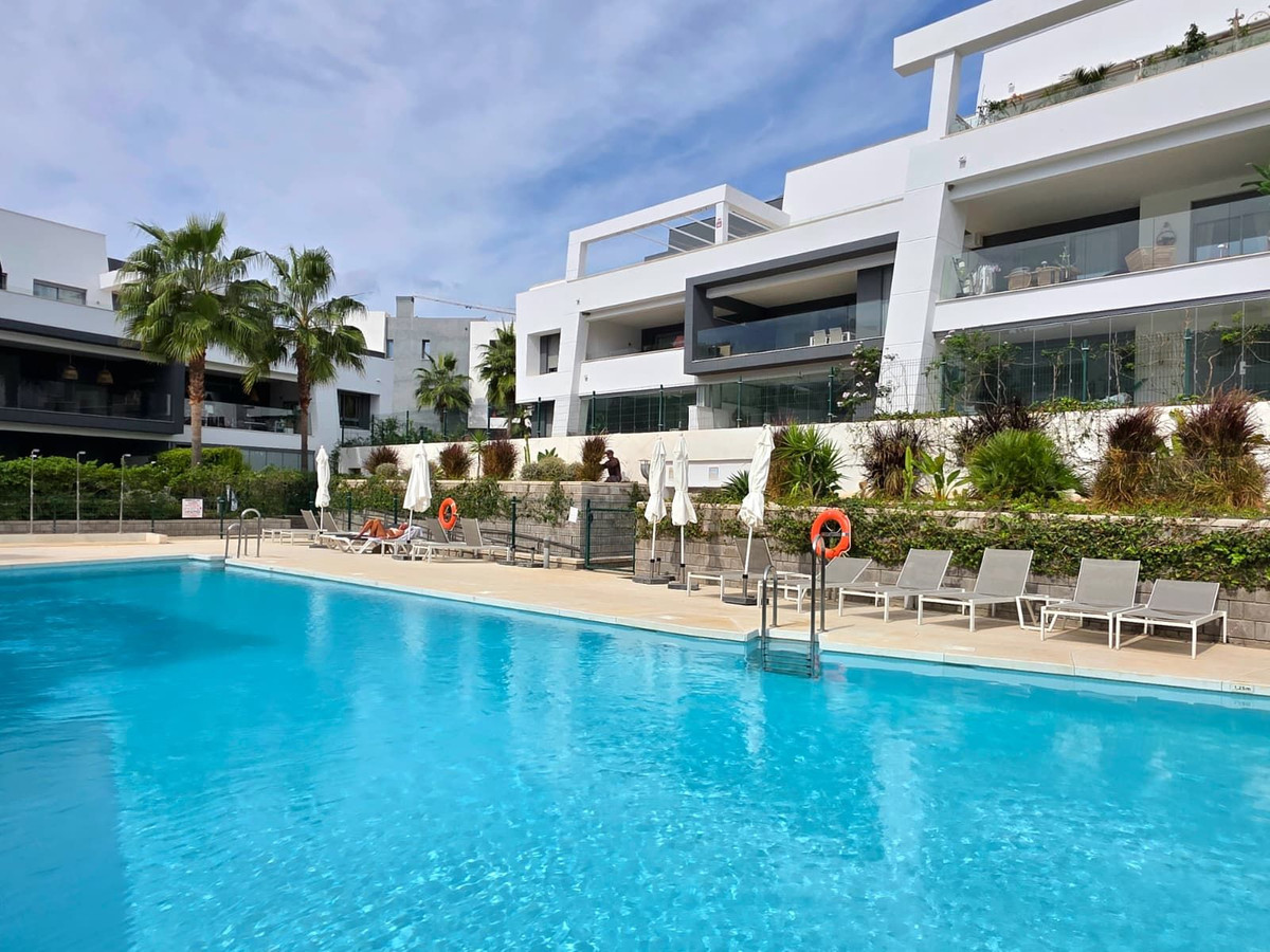 2 Bedroom Apartment in Estepona - Photo 2