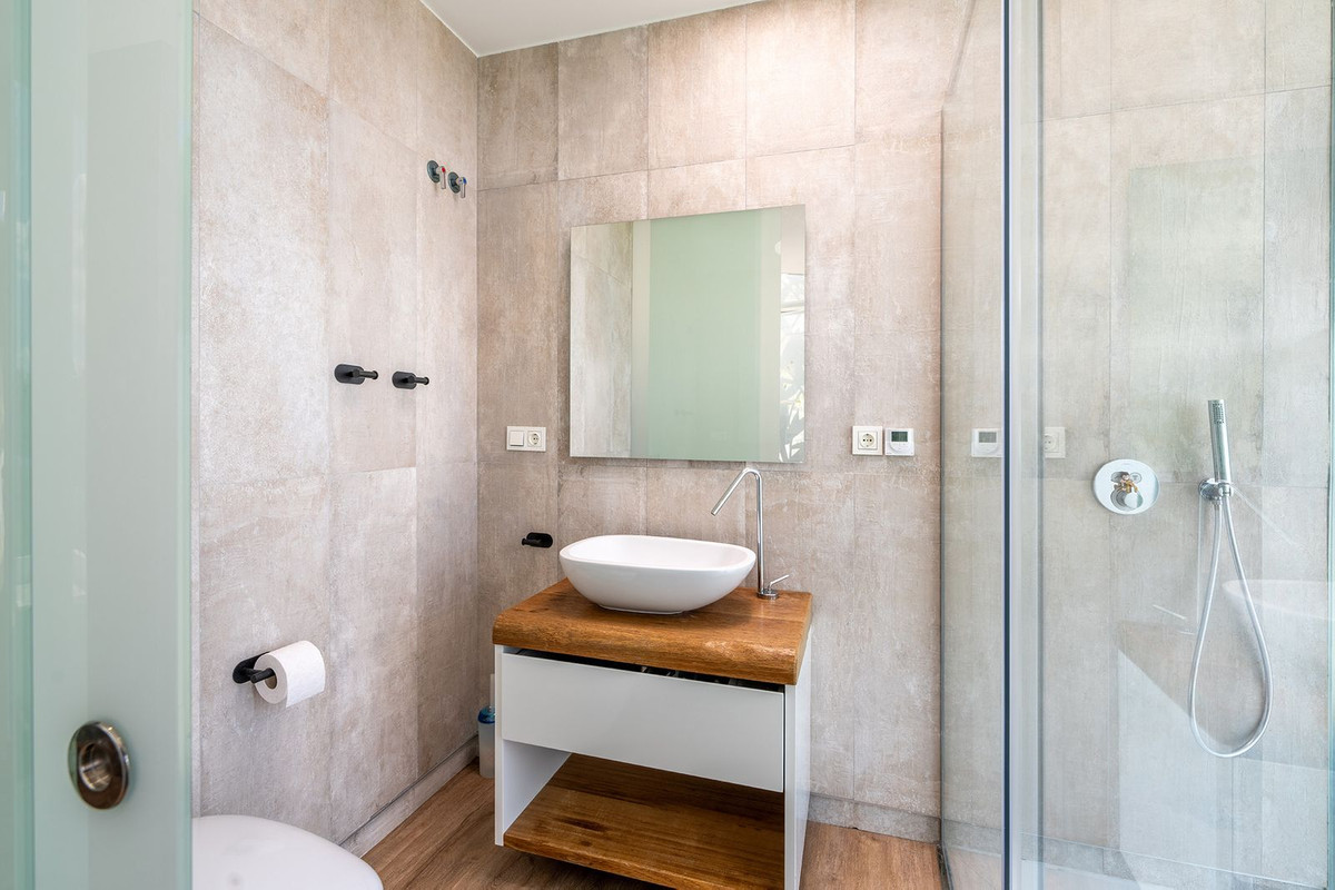 6 Bedroom Villa in Estepona - Photo 23