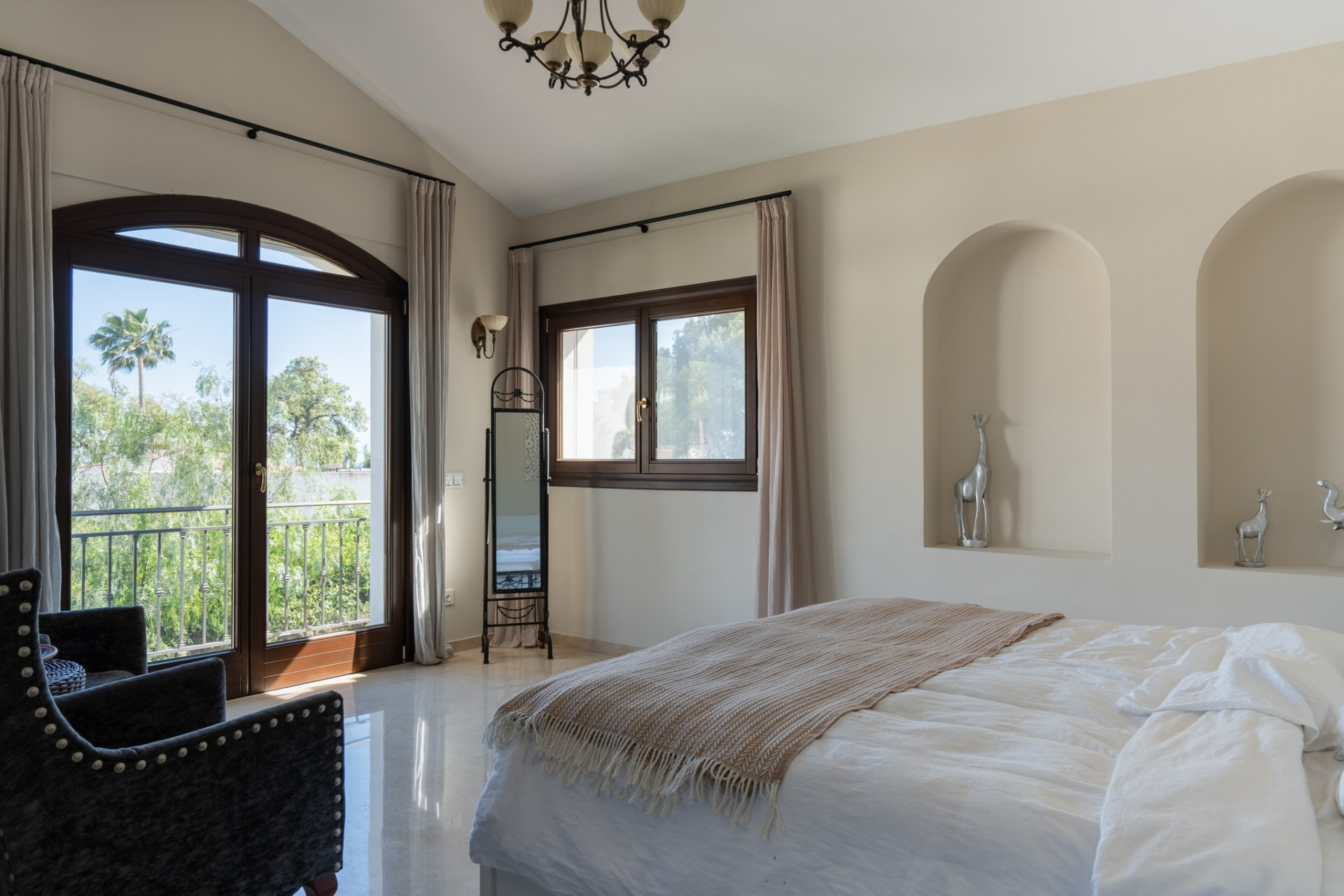 4 Bedroom Villa in Marbella - Photo 9
