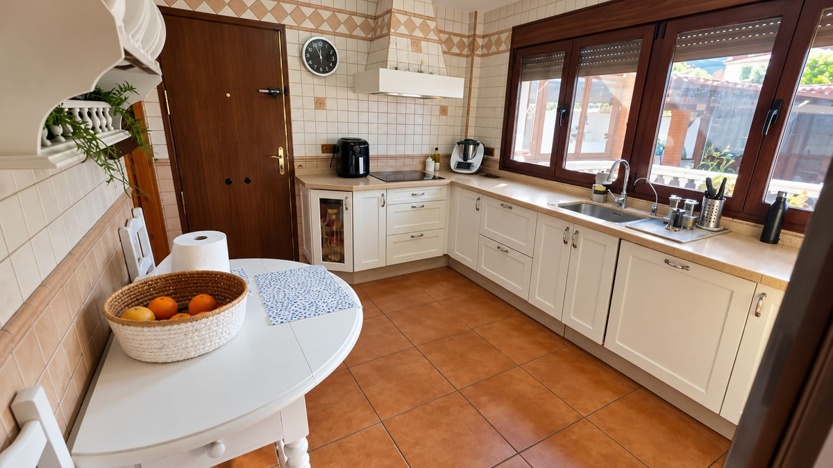 6 Bedroom Villa in Alhaurín de la Torre - Photo 3